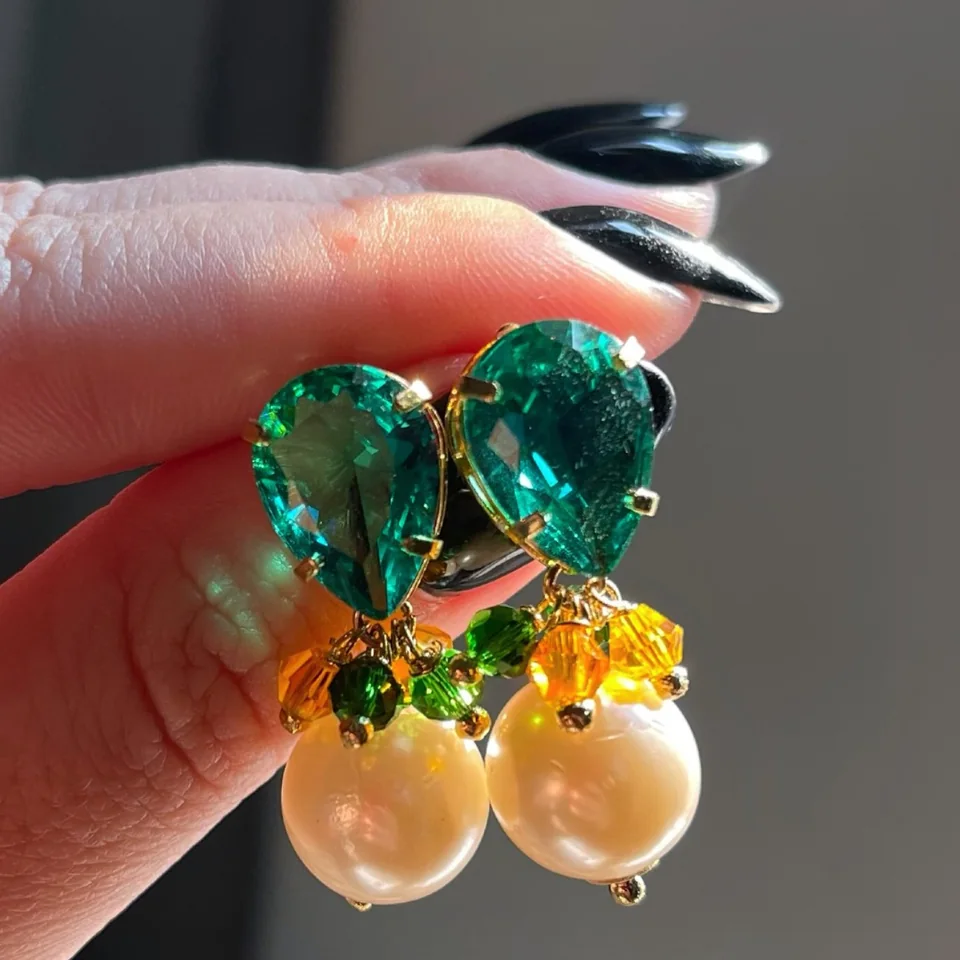 Brinco gota verde e detalhe perolado — fotografia de referência do acervo Butti Semijoias