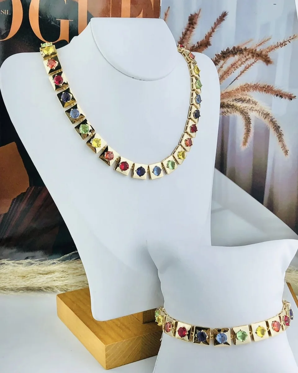 Conjunto de detalhes coloridos — fotografia de referência do acervo Butti Semijoias