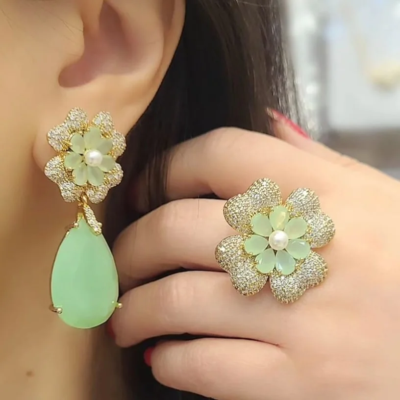 Conjunto flor verde-clara — fotografia de referência do acervo Butti Semijoias