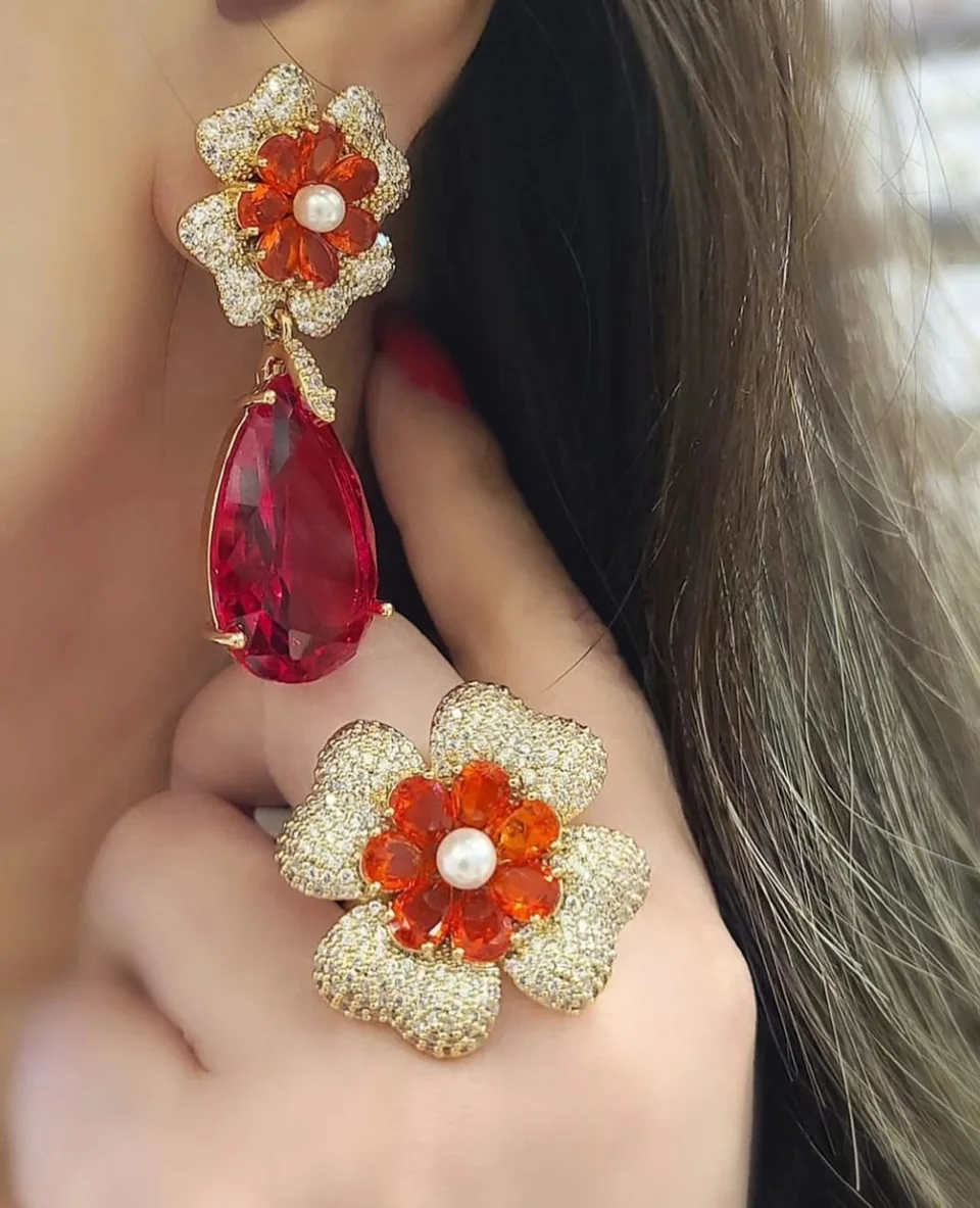 Conjunto flor com gota vermelha — fotografia de referência do acervo Butti Semijoias